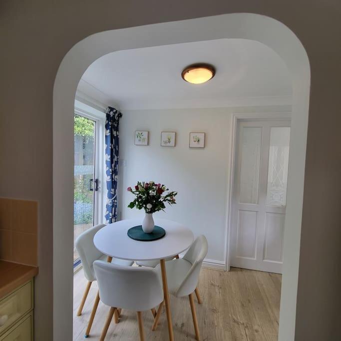 Cheerful, Cosy, One Bedroom Home With Patio And Parking Νιούμπερι Εξωτερικό φωτογραφία