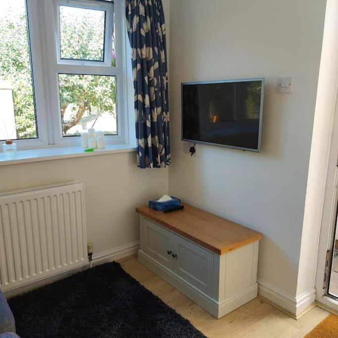 Cheerful, Cosy, One Bedroom Home With Patio And Parking Νιούμπερι Εξωτερικό φωτογραφία