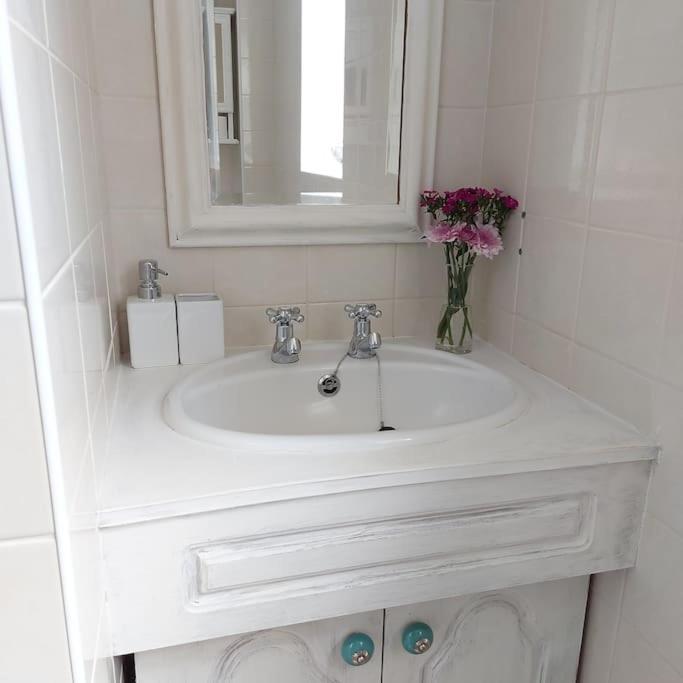 Cheerful, Cosy, One Bedroom Home With Patio And Parking Νιούμπερι Εξωτερικό φωτογραφία