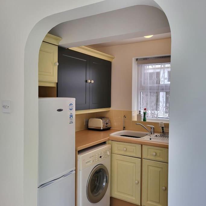 Cheerful, Cosy, One Bedroom Home With Patio And Parking Νιούμπερι Εξωτερικό φωτογραφία