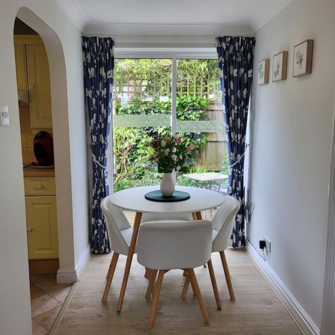 Cheerful, Cosy, One Bedroom Home With Patio And Parking Νιούμπερι Εξωτερικό φωτογραφία