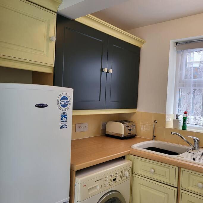 Cheerful, Cosy, One Bedroom Home With Patio And Parking Νιούμπερι Εξωτερικό φωτογραφία