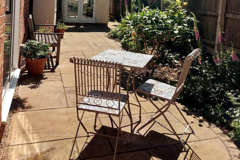 Cheerful, Cosy, One Bedroom Home With Patio And Parking Νιούμπερι Εξωτερικό φωτογραφία